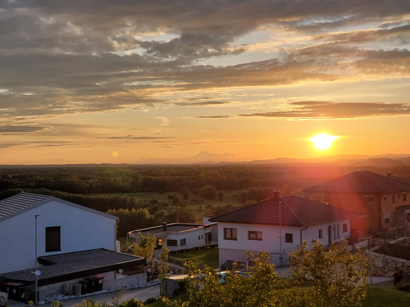Abendsonne über den Häusern und der grünen Landschaft der Sonnensiedlung in Ardagger